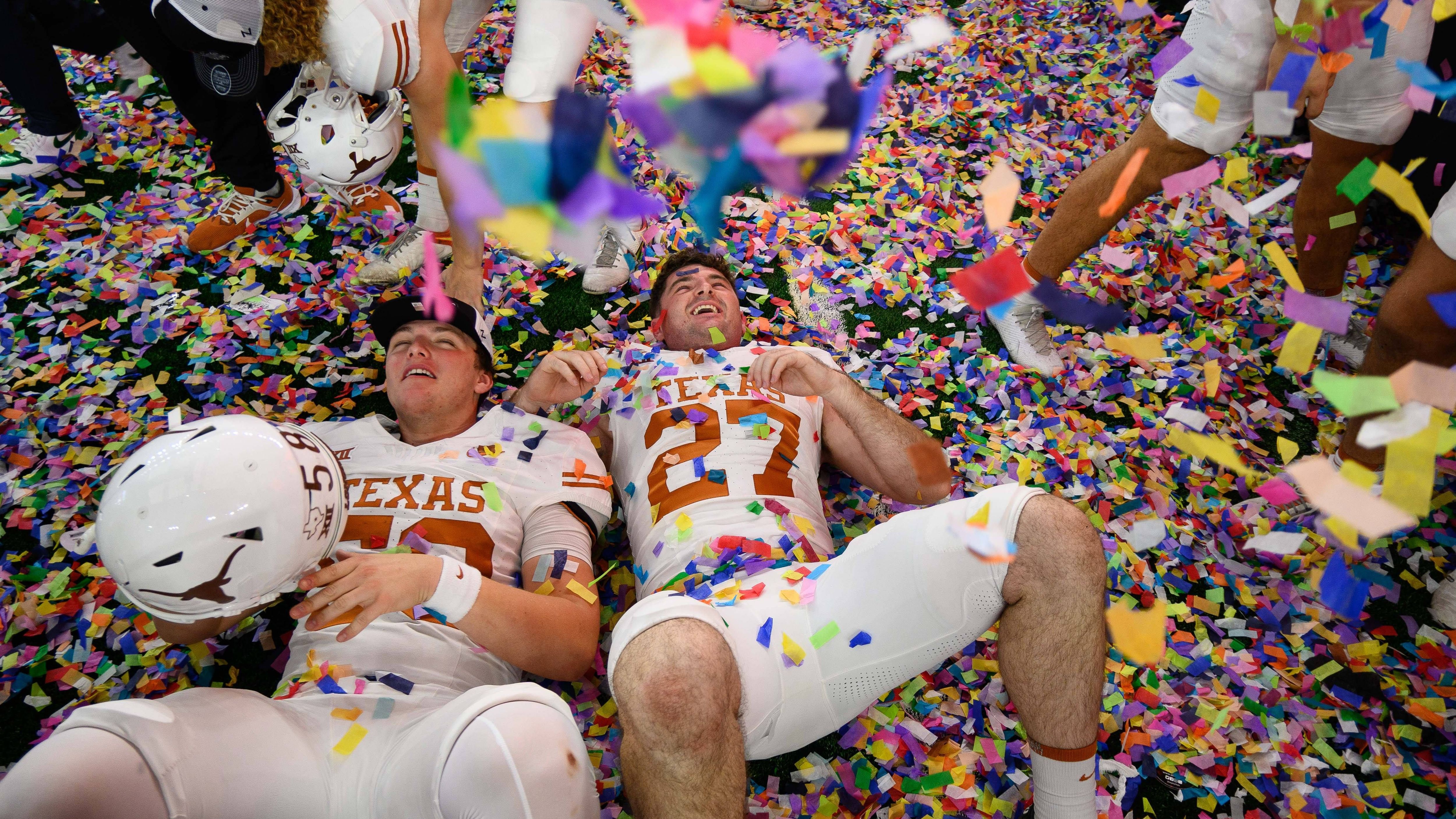 <strong>Big 12 Championship Game: Texas Longhorns vs. Oklahoma State Cowboys<br></strong>Die Texas Longhorns gewannen am Samstag das Big 12 Championship Game gegen die Oklahoma State Cowboys deutlich mit 49:21 und holten somit ihren ersten Conference-Titel seit 2009. Quarterback Quinn Ewers lieferte ordentlich ab und warf für 452 Yards und vier Touchdowns.&nbsp;&nbsp;<a target="_blank" href="https://www.ran.de/sports/us-sport/college-football/videos/highlights-49-punkte-ausrufezeichen-vom-big-12-champion">Hier geht es zu den Highlights!</a>