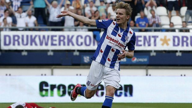 
                <strong>Martin Ödegaard</strong><br>
                2015 konnte er sich die europäischen Topklubs aussuchen. Kurz vor seinem 16. Geburtstag entschied er sich für Real Madrid, für immerhin 2,8 Millionen Euro ging er vom norwegischen Klub Strömsgodset zu den Königlichen. Mit 16 Jahren und sechs Monaten wurde er dann zwar Reals jüngster Spieler in der Liga, setzte sich aber nicht durch. Im Januar wurde er an den niederländischen Erstligisten SC Heerenveen verliehen. Überzeugen konnte er bislang nicht, er hat aber noch bis 2018 Zeit. Dann endet die Leihe. Nicht zu vergessen: Ödegaard wäre dann gerade einmal 19.
              