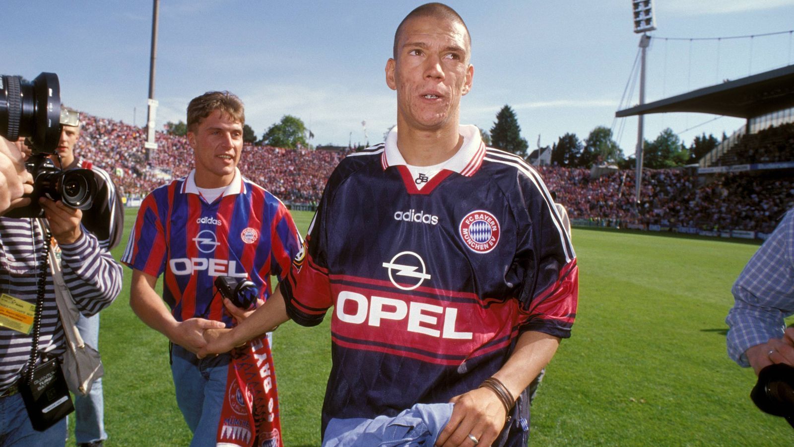 
                <strong>Christian Ziege</strong><br>
                227 Mal lief der frühere Europameister Christian Ziege einst zu Beginn seiner Laufbahn für den FC Bayern München bis 1997 auf, holte mit dem FCB unter anderem zwei Meistertitel sowie den UEFA-Cup, den er in seiner späteren Karriere noch einmal gewinnen sollte. Nach den weiteren Stationen AC Milan und FC Middlesborough heuerte der Linksfuß im Sommer 2000 beim FC Liverpool an. In seinem ersten und zugleich einzigen Jahr an der Anfield Road gewann der gebürtige Berliner mit Liverpool erneut den UEFA-Cup. Beim 5:4-Sieg im Endspiel in Dortmund gegen Alaves stand der heutige Ex-Profi jedoch nicht im Aufgebot - dafür ein anderer deutscher Ex-Profi, der sowohl für Bayern und Liverpool kickte, nämlich ...
              