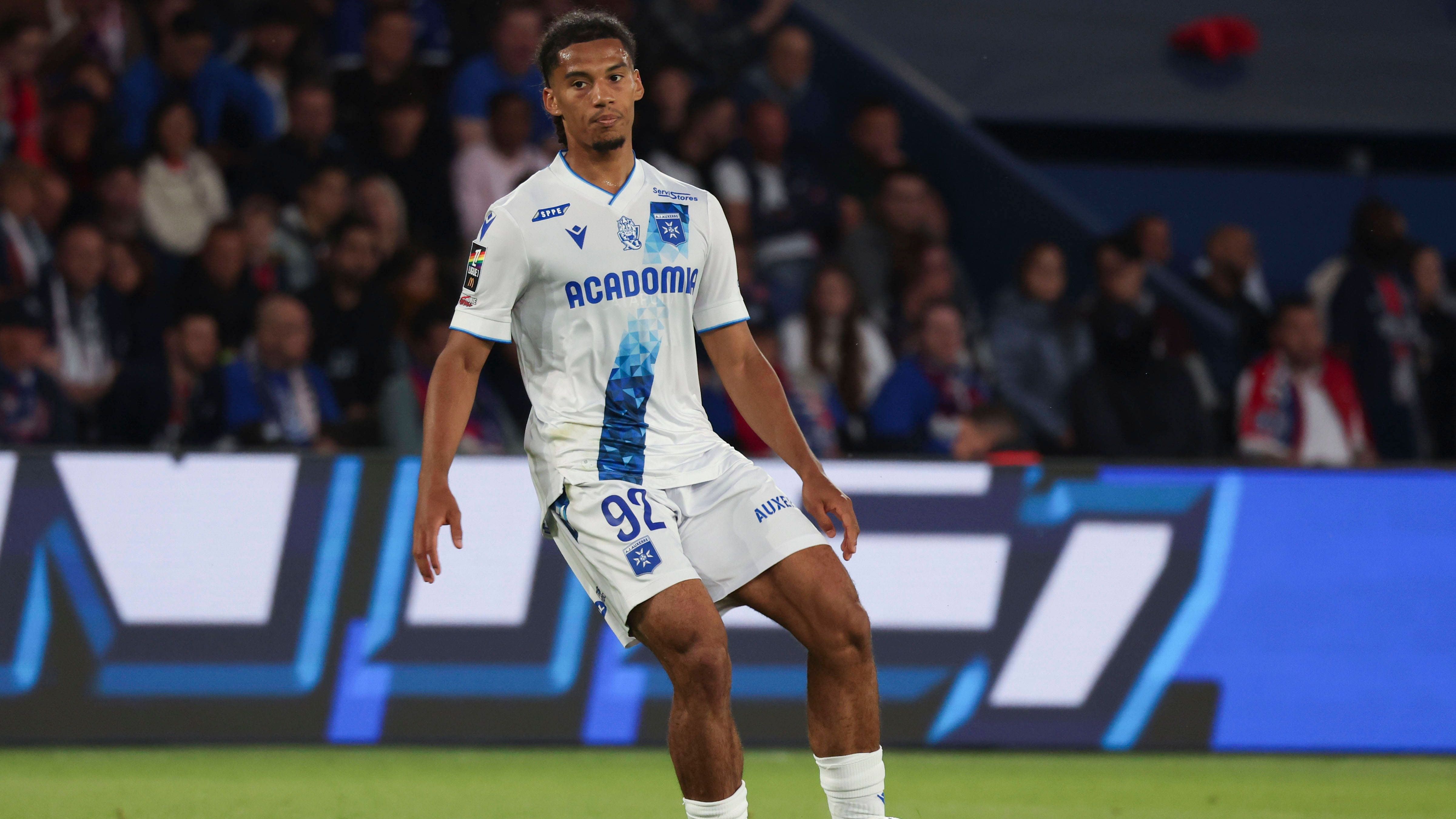 <strong>Clement Akpa (AJ Auxerre)</strong><br>Bei Eintracht Frankfurt läuft nach dem Abgang von Tuta zu Al-Duhail die Suche nach einem Nachfolger für den Brasiilaner. Laut "L’Equipe" sollen die Hessen deshalb Interesse an Clement Akpa von AJ Auxerre haben. Der 23 Jahre alte Innenverteidiger hat beim Ligue-1-Klub noch einen Vertrag bis zum Sommer 2027, lief in der zurückliegenden Saison 31 Mal für den früheren Meister auf.