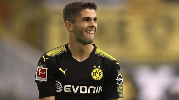 
                <strong>Christian Pulisic und Co.</strong><br>
                Dass der BVB mit Dembele eine Menge Klasse verloren hat, steht außer Frage. Aber wenn auf den letzten Drücker doch nichts mehr geht, hat Dortmund durchaus Qualität im Kader, um den Verlust selbst adäquat aufzufangen, vor allem auf den offensiven Außenpositionen. Christian Pulisic drängt bereits in die Startelf, Zugang Maximilian Philipp wäre ebenfalls eine Alternative. Oder vielleicht findet ja Andre Schürrle zur alten Topform zurück.
              