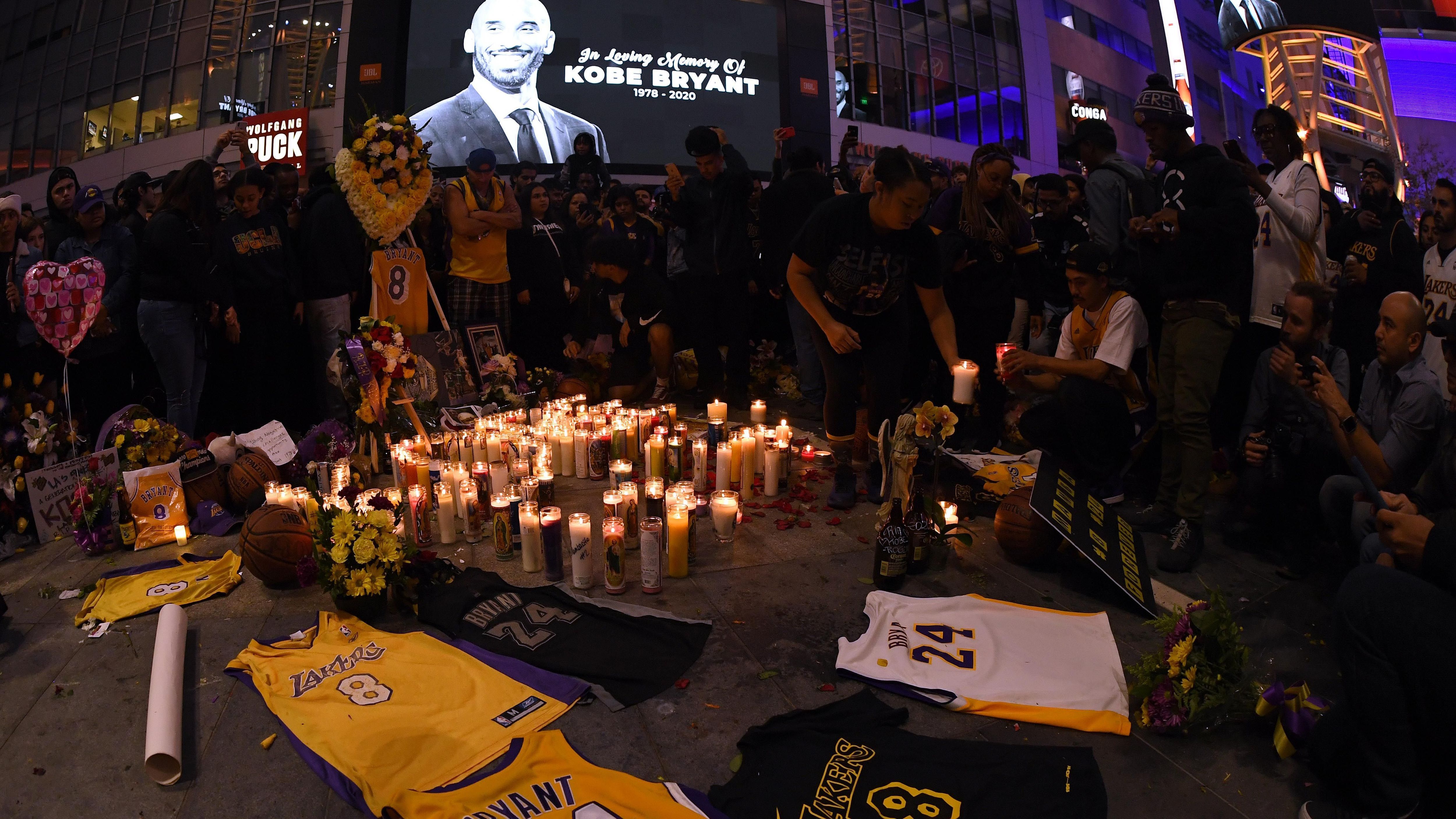 
                <strong>Kobe-Fans am Staples Center </strong><br>
                Zeitgleich fanden im Staples Center die Grammy Awards statt. Auch bei der Verleihung des wohl begehrtesten Musik-Preises der USA wurde an Kobe gedacht ...
              