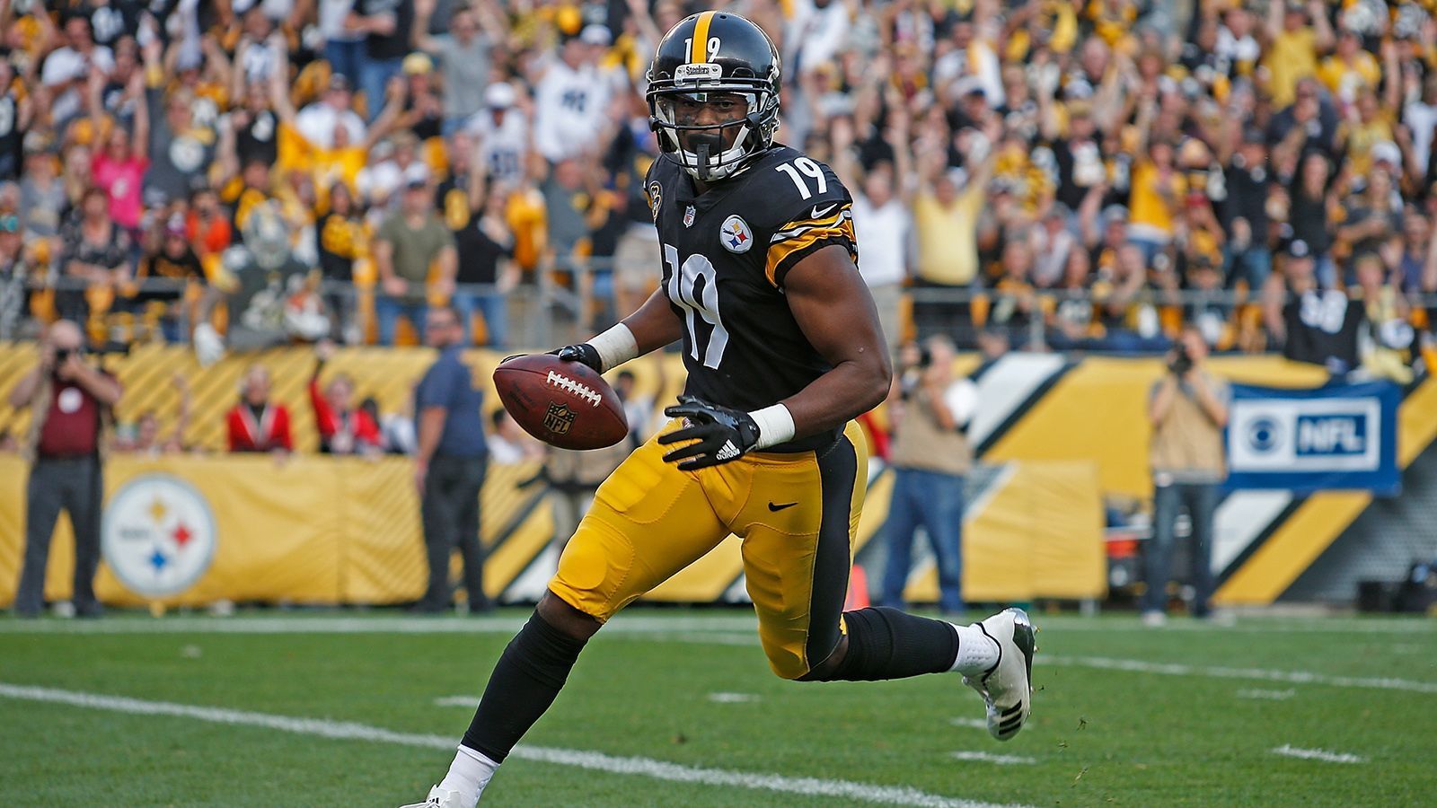 
                <strong>JuJu Smith-Schuster (Pittsburgh Steelers)</strong><br>
                Steelers-Receiver JuJu Smith-Schuster hofft auf einen Sieg der Rams. "Dieses Jahr werde ich die Rams anfeuern, denn ich komme aus Los Angeles. Das Spiel wird 30:27 ausgehen und der MVP wird Jared Goff."
              
