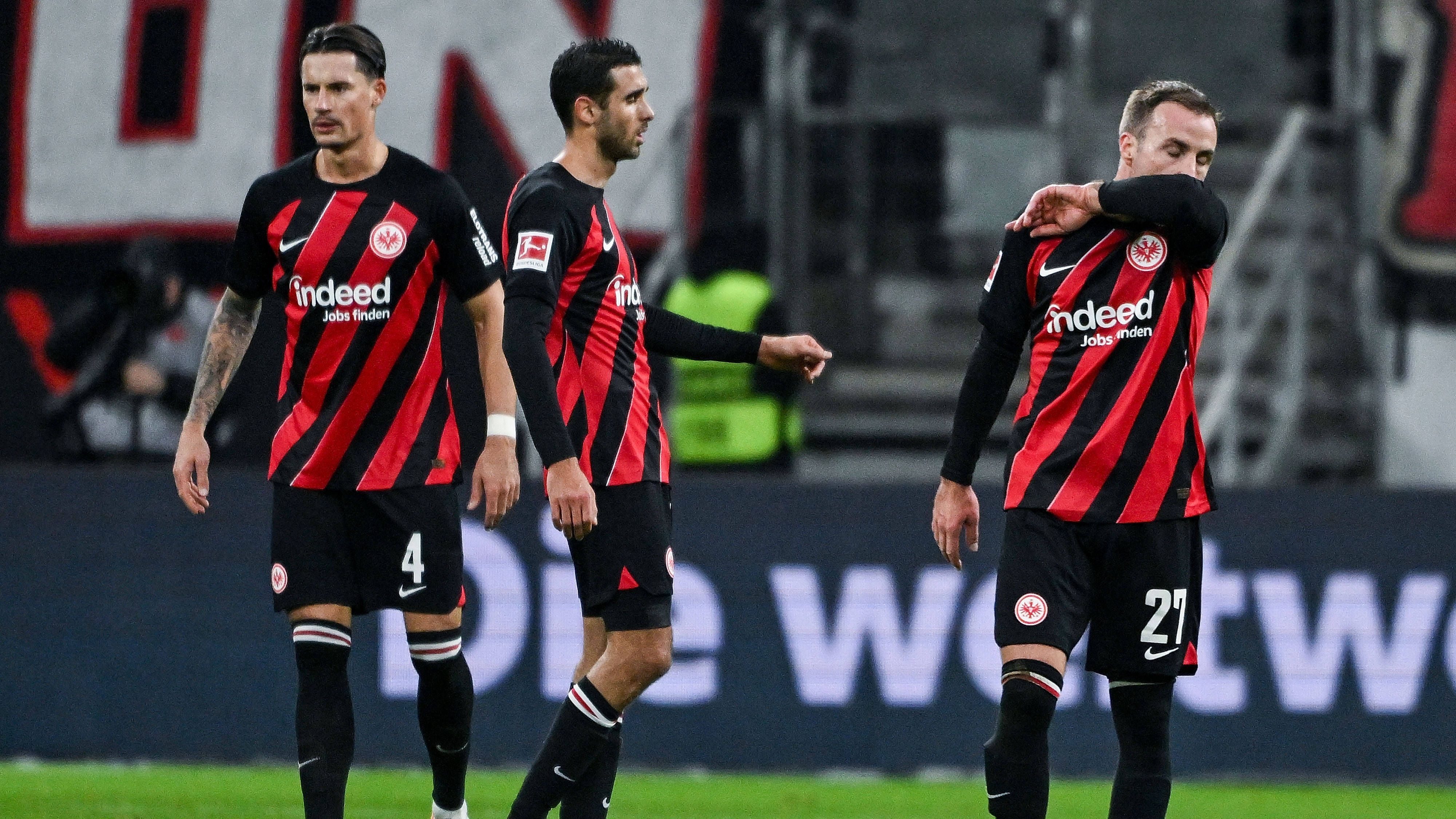 <strong>Eintracht Frankfurt</strong><br>Für Frankfurts Trainer Dino Toppmöller war es eine schwierige Hinrunde, auch wenn sich die Zwischenbilanz mit Platz sechs in der Liga und dem Überwintern in Europa sehen lassen kann. Aus den Fanlagern kommen aber dennoch erste kritische Stimmen. Eine Ergebniskrise der Hessen könnte womöglich für einen Wechsel sorgen. Hin zu Baumgart?
