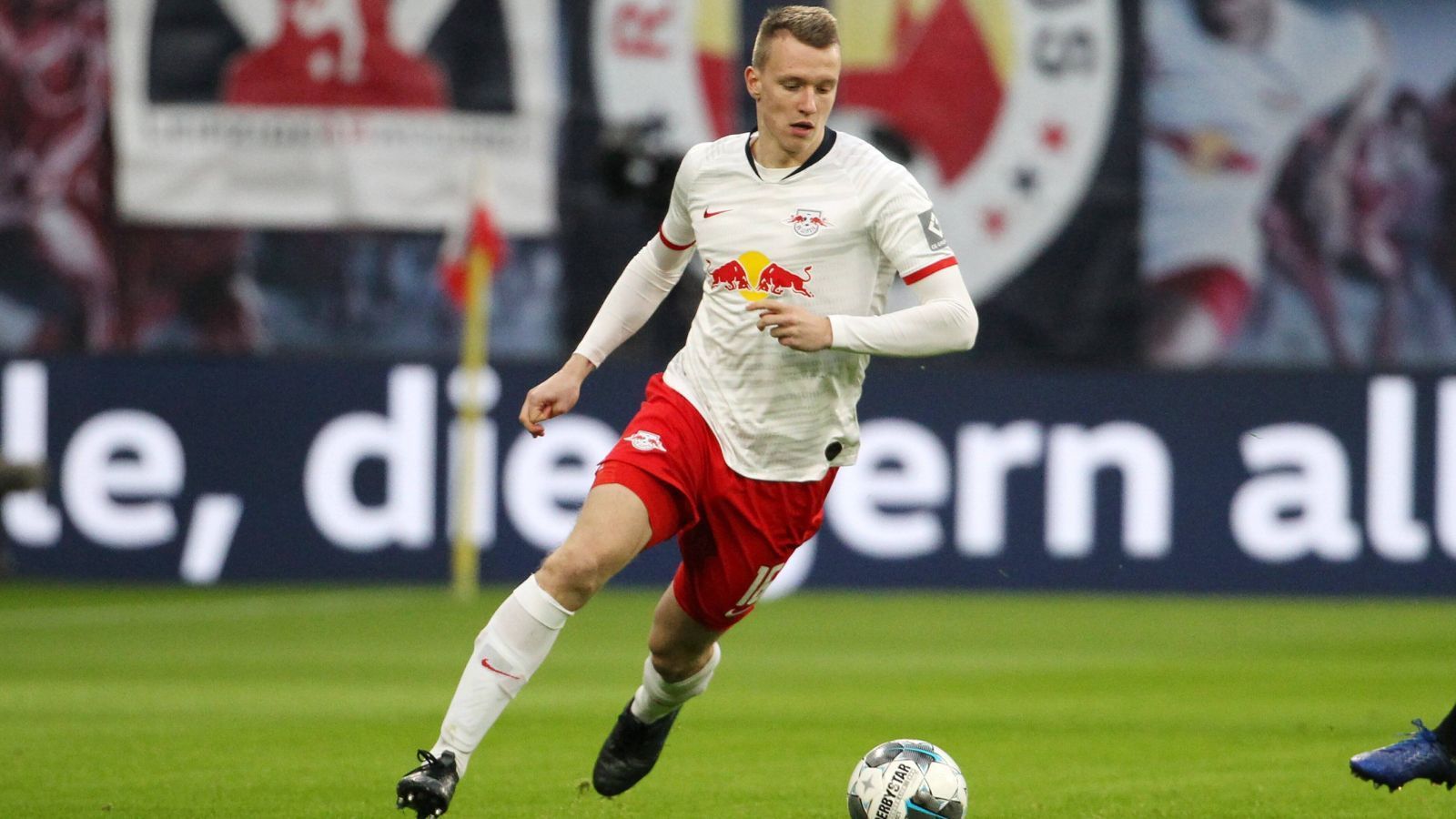 
                <strong>Lukas Klostermann (RB Leipzig) </strong><br>
                Wenn es um die Rechtsverteidiger-Position beim FC Bayern geht, fällt auch sein Name: Nationalspieler Lukas Klostermann vom Liga-Konkurrenten RB Leipzig. Doch ein Wechsel des 23-Jährigen in naher Zukunft scheint mehr als unwahrscheinlich. Schließlich dürften die "Roten Bullen", derzeit Tabellenführer, kaum Interesse daran haben einen ihrer Leistungsträger zum direkten Konkurrenten zu verkaufen.
              