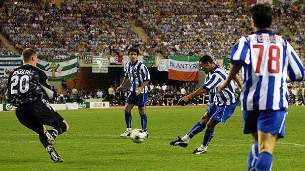 <strong>Die Europacup-Sieger seit 1990: FC Porto (Saison 2002/2003)</strong><br>
                Das Endspiel zwischen dem FC Porto und Celtic Glasgow wurde erst in der Verlängerung entschieden. Portos Derlei (2.v.r.) ballerte die Portugiesen in der 115. Minute zum ersten Triumph im UEFA-Cup. Porto siegte mit 3:2, der damalige Trainer war übrigens kein geringerer als Jose Mourinho.
