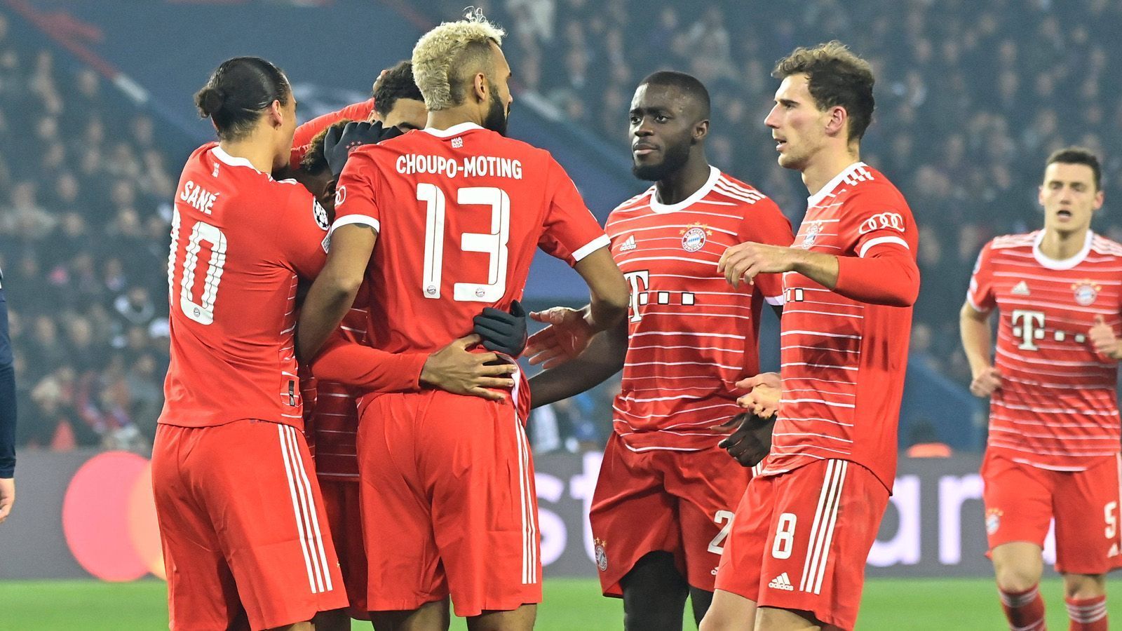 
                <strong>Einzelkritik: Die Noten zum Achtelfinal-Duell zwischen PSG und dem FC Bayern</strong><br>
                Bayern München setzt sich im Hinspiel des Champions-League-Achtelfinals mit 1:0 bei Paris St. Germain durch. Dabei glänzt bei den Münchnern vor allem die Defensive. Bei PSG enttäuschen hingegen Lionel Messi und Co. ran zeigt die Noten in der Einzelkritik. 
              