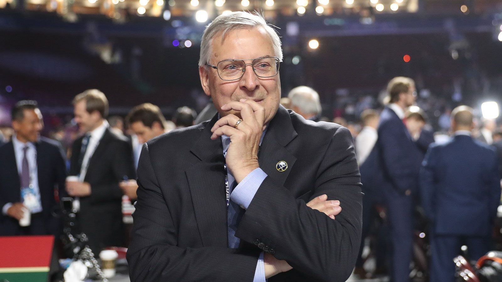 
                <strong>Platz 8: Terry Pegula (Buffalo Bills)</strong><br>
                Vermögen: 5,1 Milliarden US-DollarPosition unter den reichsten US-Amerikanern: 129Klub gekauft: 2014 für 1,4 Milliarden US-Dollarbesitzt unter anderem auch NHL-Klub Buffalo Sabres
              