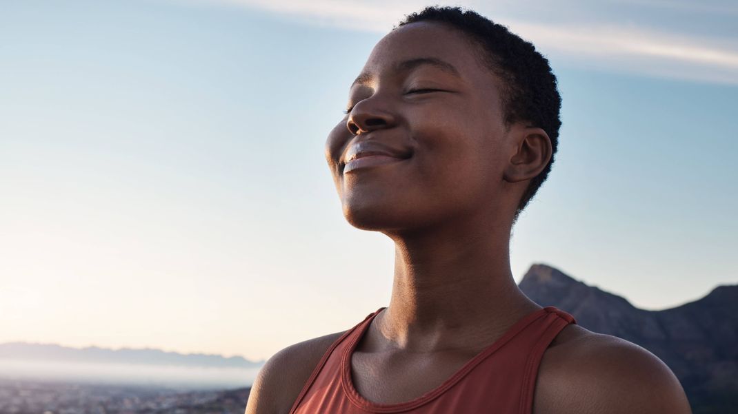 Einfach schlank atmen: Die Long-Breath-Methode funktioniert ohne Sportausrüstung oder Vorkenntnisse.