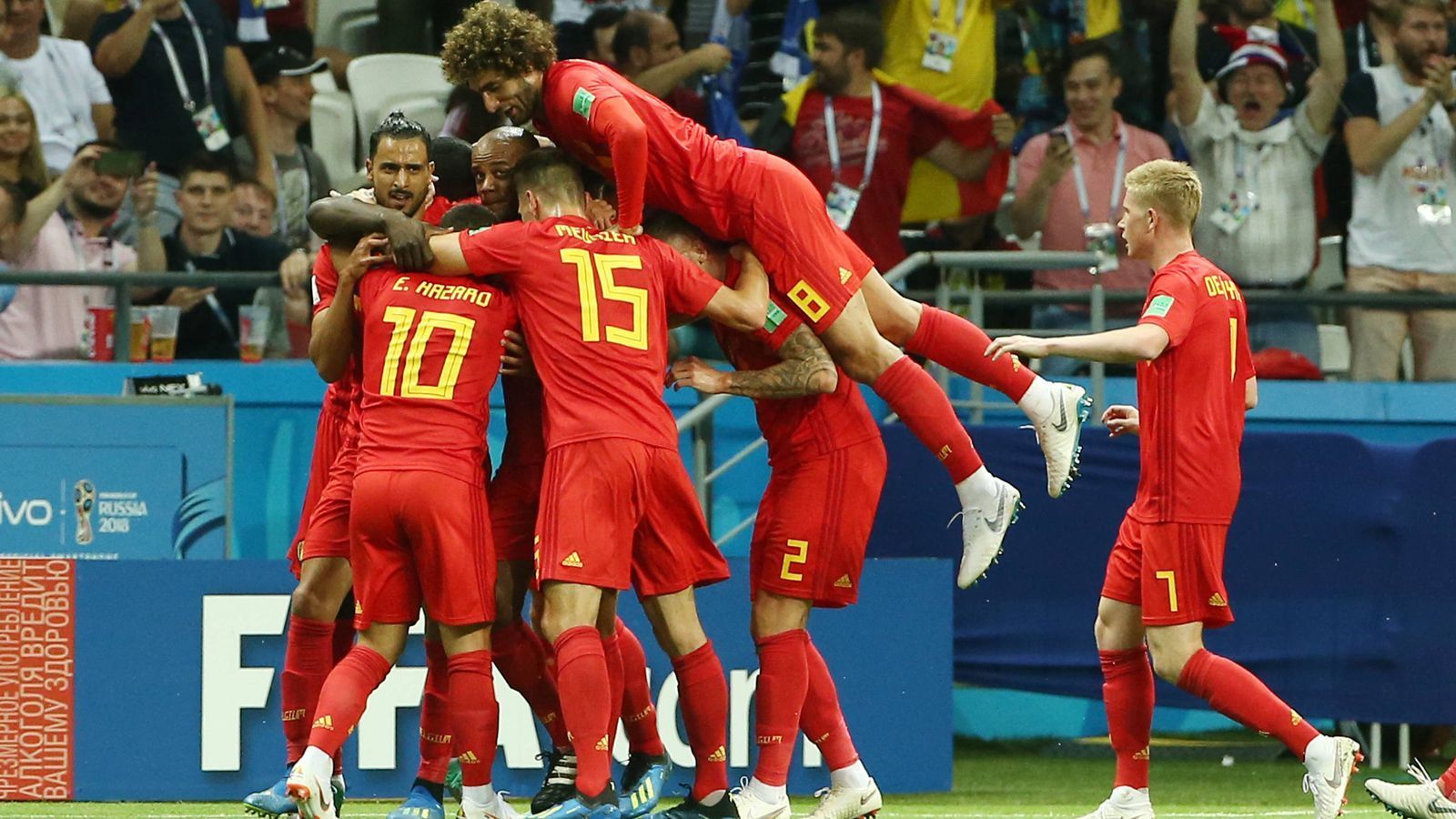
                <strong>1. Belgien</strong><br>
                Sie gingen als Geheimfavorit in das Turnier. Spätestens nach dem Sieg gegen Brasilien sind sie nun aber unser Top-Favorit. Die Gründe? In Kevin de Bruyne, Eden Hazard und Romelu Lukaku haben sie das beste Angriffs-Trio dieser WM, mit Dries Mertens sogar noch einen weiteren Top-Stürmer in der Hinterhand. Die als Schwachstelle auserkorene Verteidigung hat sich stabilisiert, zumal sie in Thibaut Courtois den vielleicht besten Torhüter der WM hinter sich hat. Und als wäre das nicht schon genug, haben sie in Trainer Roberto Martinez auch noch einen echten Taktik-Fuchs. Unsere Meinung: so könnte ein Weltmeister aussehen.
              