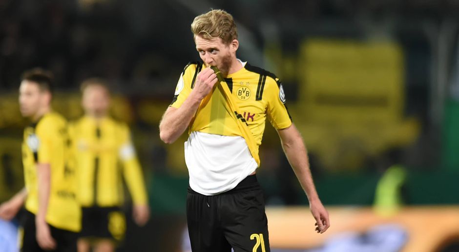 
                <strong>Andre Schürrle</strong><br>
                Andre Schürrle: Vertritt den verletzten Aubameyang im Sturmzentrum. Immer wieder suchen die BVB-Spieler Schürrle mit langen Bällen. Bereits nach drei Minuten klappt das und der Ball zappelt im Netz, jedoch steht der Nationalspieler vorher im Abseits. Nach dieser einen Aktion bis zum Pausentee quasi nicht mehr zu sehen. Ähnlich wie Pulisic, fällt Schürrle erst bei seinem Tor so richtig auf. ran-Note: 3
              