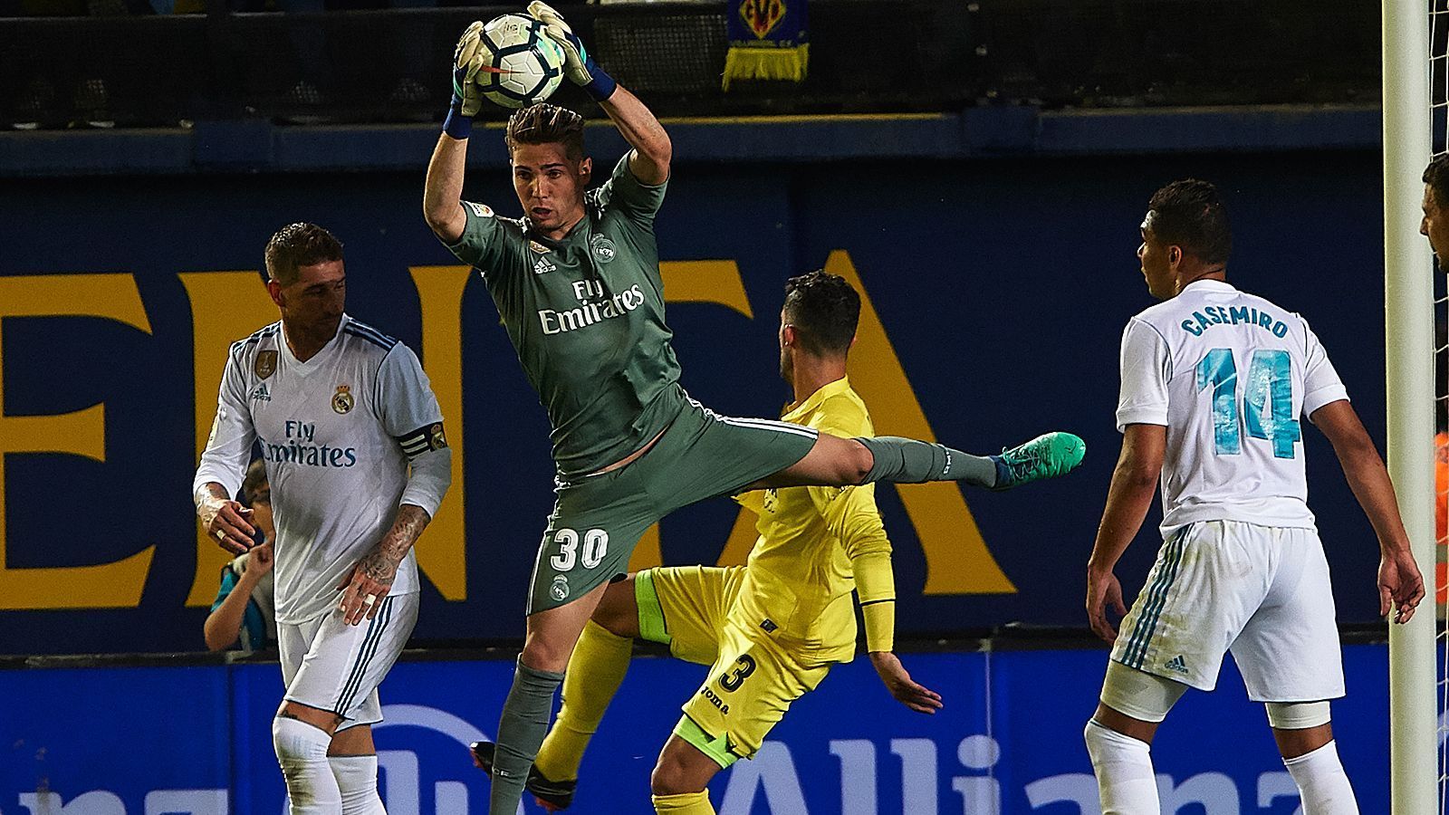 
                <strong>Luca Zidane</strong><br>
                Zidane verhalf seinem Sohn Luca am letzten Spieltag zum La-Liga-Debüt. Der 20-Jährige gilt unabhängig von der Förderung seines Vaters bei Real als Talent mit Perspektive. Womöglich hilft es dem französischen U20-Nationaltorwart sogar, sich in einem unbelasteten Spieler-Trainer-Verhältnis entwickeln zu können.
              