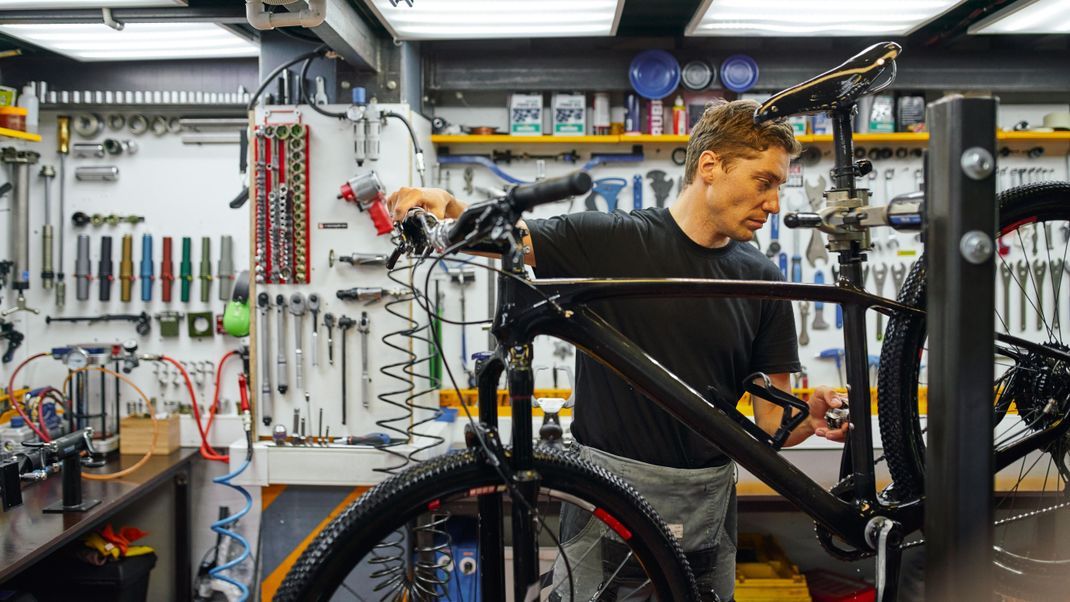 In Fahrradwerkstätten kannst du dein Fahrrad selbst reparieren und dir helfen lassen.
