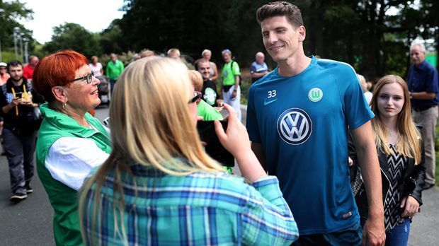 
                <strong>Platz 6: Mario Gomez (VfL Wolfsburg)</strong><br>
                Er hat die Haare schön - und das kommt vor allem bei den über 45-Jährigen gut an. Hier stimmen fast 14 Prozent der Teilnehmer für den Wolfsburger. Auch bei Männern ist der Stürmer ganz vorne dabei. Im Gesamtranking liegen allerdings noch fünf Spieler vor ihm. 
              