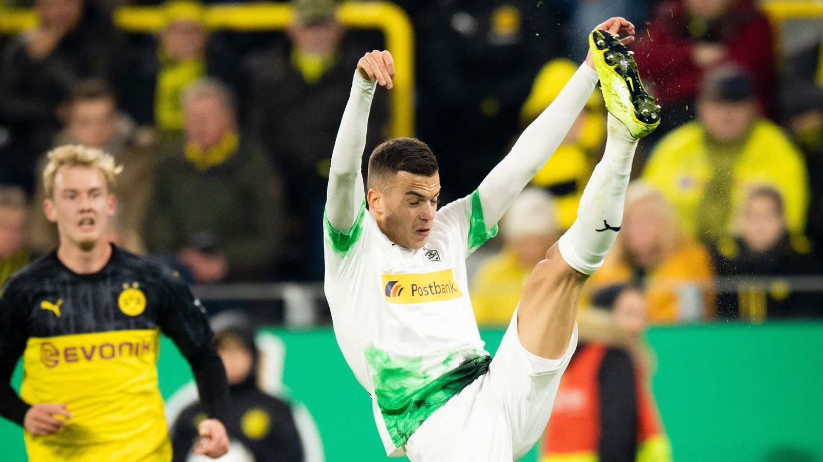 
                <strong>Laszlo Benes (Borussia Mönchengladbach)</strong><br>
                Benes ist sehr auffällig, gewinnt in der Zentrale viele Bälle und schaltet schnell in die Offensive um. Seine Zuspiele sind manchmal allerdings nicht genau genug. Nach 82 Minuten ist sein Einsatz beendet. ran-Note: 4
              