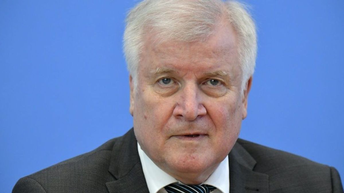 Innenminister  Seehofer befürwortet Bundesliga-Restart