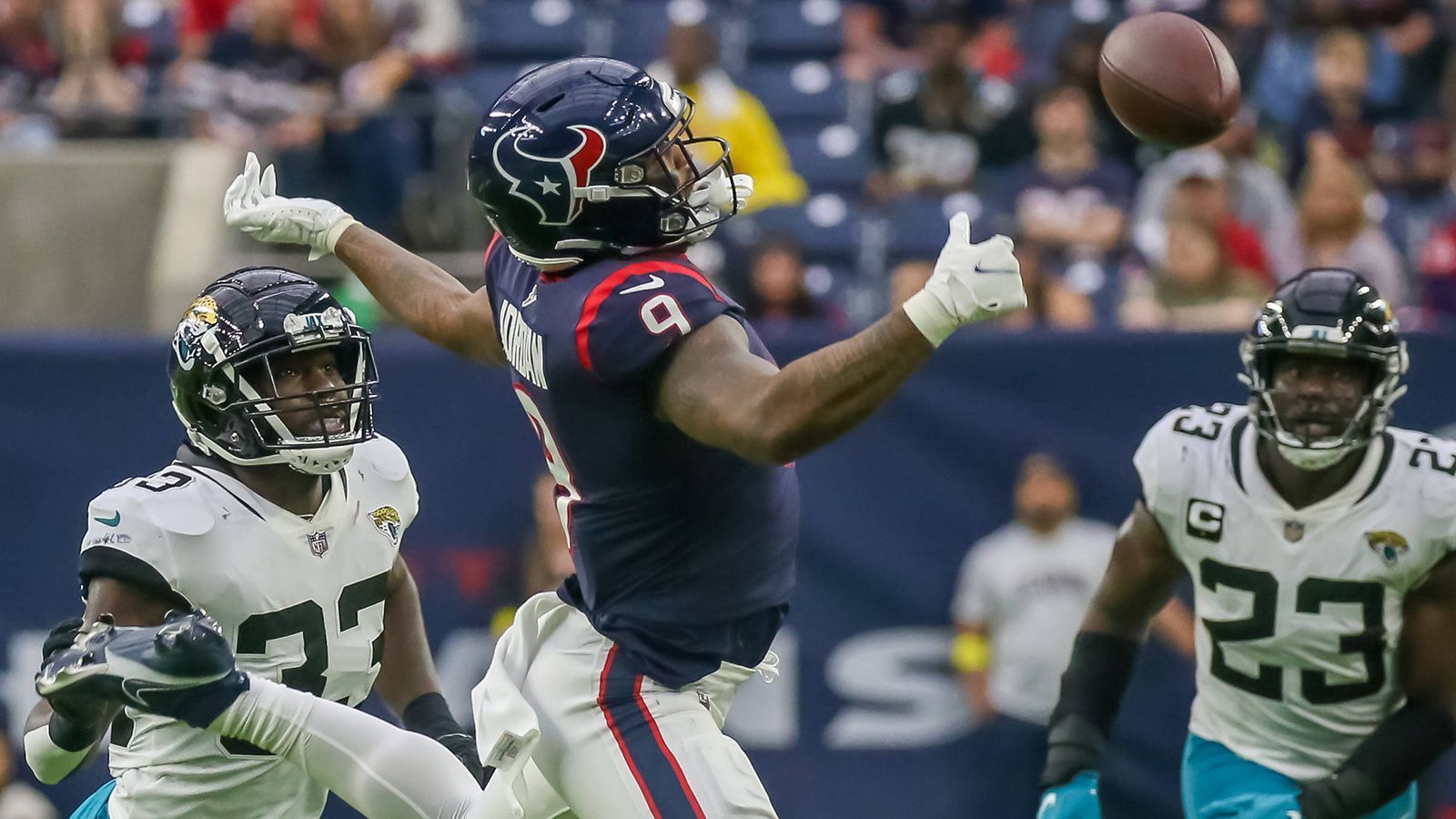 
                <strong>18. Platz: Houston Texans</strong><br>
                &#x2022; Starter: Dalton Schultz<br>&#x2022; Backups: Brevin Jordan, Teagan Quitoriano<br>Die Houston Texans setzen währenddessen auf Dalton Schultz. Der ehemalige Tight End der Cowboys erhielt einen Einjahresvertrag, der ihm bis zu elf Millionen US-Dollar einbringen kann. Schultz konnte in den letzten drei Spielzeiten jeweils über 550 Receiving Yards verbuchen und hat sich als rundum guter Starter etabliert. Dahinter kann Brevin Jordan mit seiner Athletik und seinen Fähigkeiten nach dem Catch situativ eingesetzt werden. Der groß gewachsene Teagan Quitoriano zeigte ebenfalls einige Lichtblick in seiner Rookie-Saison.
              