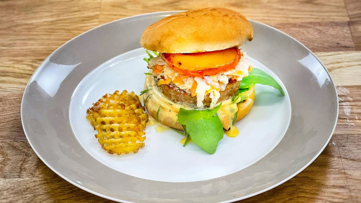 Burger mit Rohkost und Riffel-Kartoffel