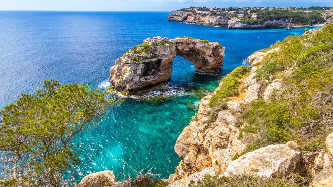 Mit Stickern sollen Tourist:innen und Einheimische auf Mallorca motiviert werden, nicht jedes idyllische Fleckchen auf der spanischen Insel preiszugeben, und so dem Massentourismus Einhalt zu gebieten.