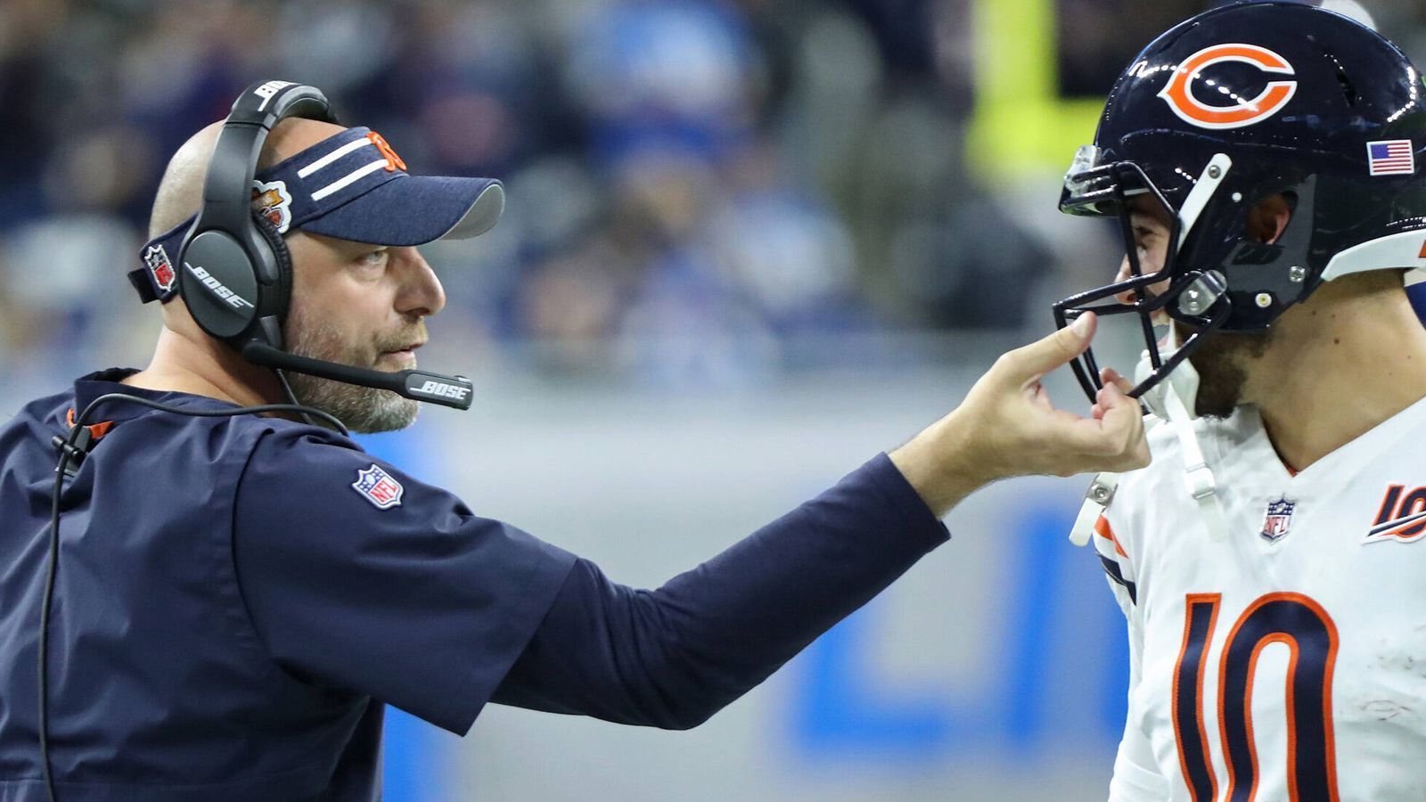 
                <strong>Wer wird der Starting Quarterback bei den Bears? </strong><br>
                Dass Head Coach Matt Nagy seinem Quarterback Mitch Trubisky nicht völlig vertraut, hat man in der vergangenen Saison mehr als einmal beobachten können, die Spielmacher-Position ist auch die unbestrittene Schwachstelle der Bears, Trubisky rangiert in zahlreichen relevanten Statistiken im unteren Drittel der Liga. Die übliche Reaktion: Man sorgt für Konkurrenzkampf.
              