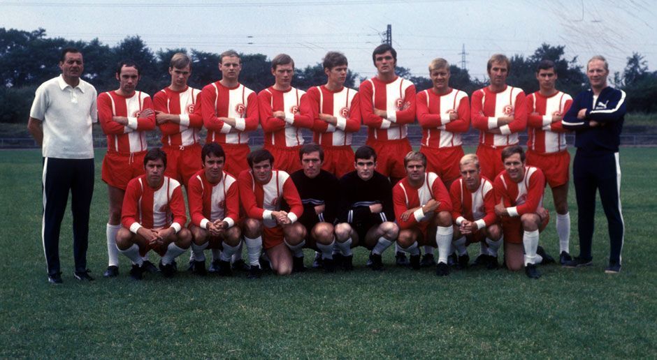 
                <strong>10) Saison 1966/67: Fortuna Düsseldorf – 13 Punkte (4 Siege, 1 Remis, 2 Niederlagen) – Platz 3</strong><br>
                Bis zum siebten Spieltag der Saison 1966/67 lässt Fortuna Düsseldorf die Bundesliga-Konkurrenz aufhorchen. Mit 13 Punkten kämpfen sich die Fortunen bis auf Rang drei der Tabelle vor. Doch damit ist der Saison-Höhepunkt schon erreicht, danach geht es steil bergab. Es folgen fünf Pleiten in Folge, bis zum 34. Spieltag können die Fortunen nur noch fünf weitere Siege erringen und steigen letztlich als Tabellenletzter wieder ab.
              