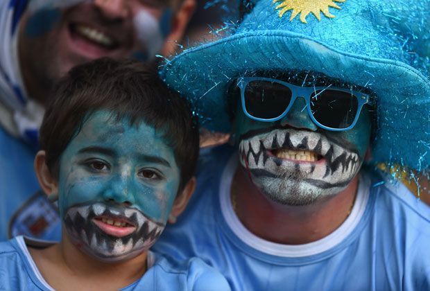 
                <strong>Verrückt, sexy, skurril: Fans in Brasilien</strong><br>
                Eine ganze Nation fühlt sich ungerecht behandelt: Die Uruguayer versuchen die Sperre von Luis Suarez auf ihre Art zu kompensieren.
              