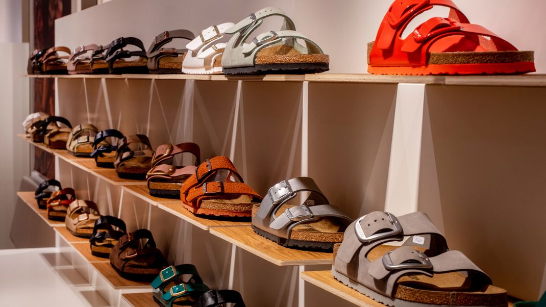 Birkenstock-Sandalen auf einem Regal in einem Frankfurter Laden