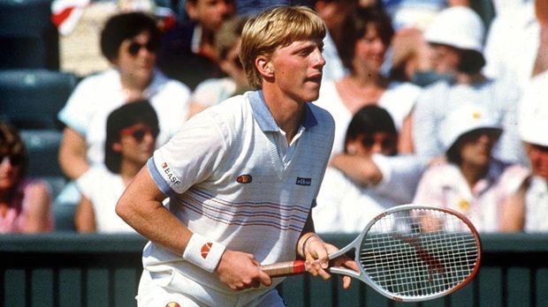 
                <strong>Boris Becker voll konzentriert</strong><br>
                Gegen den erfolgreichen Tennisprofis Joakim Nyström zeigte sich der 17-Jährige in der dritten Runde voll konzentriert. Der an Position sieben gesetzte Schwede zwingt Becker in einen Fünfsatz-Krimi, der sich aufgrund von Regen und Dunkelheit über drei Tage zieht. Das Glück für Becker? Er siegt mit 3:6, 7:6, 1:6, 6:4 und  9:7.
              