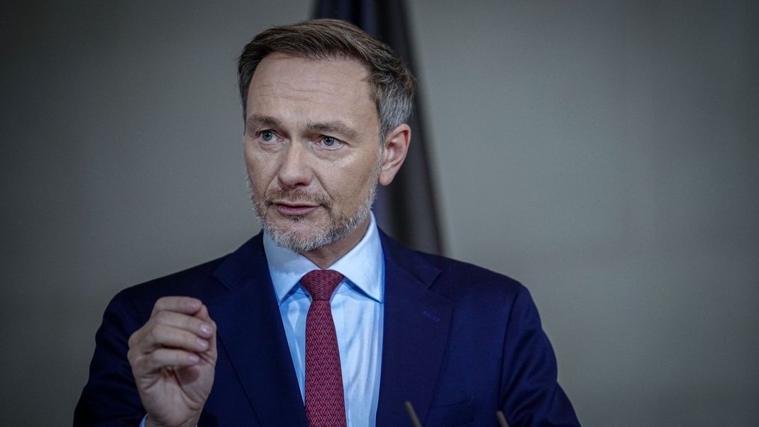 Christian Lindner (FDP), Bundesminister der Finanzen, zeigt sich zufrieden über die Einigung mit Frankreich über den Abbau der Schulden.