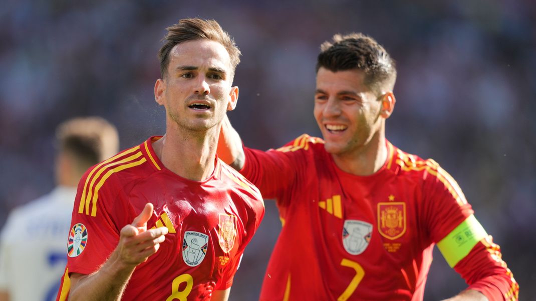 Fußball: UEFA Euro 2024, EM, Spanien - Kroatien, Vorrunde, Gruppe B, Spieltag 1, Olympiastadion Berlin, Spaniens Torschütze Fabian Ruiz (l) jubelt mit Alvaro Morata das Tor zum 2:0.