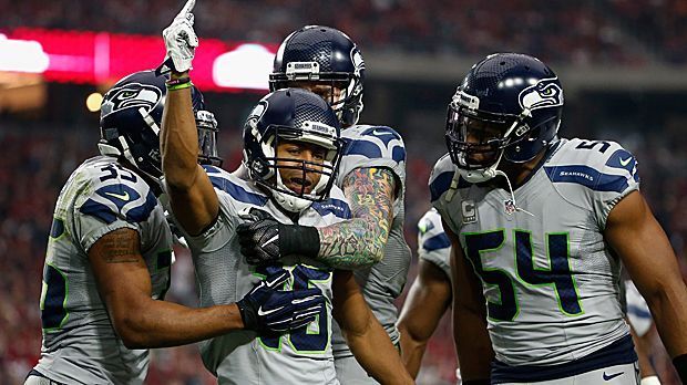 
                <strong>Seattle Seahawks</strong><br>
                4. Platz - Seattle Seahawks: Viele Experten halten die Seahawks für das derzeit heißeste Team in der NFL. Aber sie haben in der vorletzten Woche der Regular Season gegen die St. Louis Rams verloren. Die Rams haben eine ähnlich veranlagte Defensive wie die Vikings. Und gegen die Vikings haben sie auch nur gewonnen, weil Blair Walsh einen Chip Shot nicht reingemacht hat. Aber sie haben Russell Wilson. Kein anderer Quarterback kann Broken Plays wieder so gut machen wie er. Das ist in den Playoffs entscheidend.  Und die Special Teams sind in den Playoffs wichtig. Mit Tyler Lockett (M.) haben sie einen Kick- und Puntreturner, der sehr gefährlich ist. Das ist ein X-Faktor. Gegen die Panthers kann man mit einem guten Special Team vielleicht etwas rausholen.
              