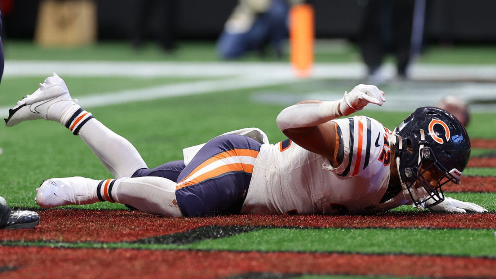 
                <strong>Chicago Bears (NFC North)</strong><br>
                Die Chicago Bears haben seit der Saison 2010 kein Playoff-Spiel mehr gewonnen. Allzu oft hatten sie auch nicht die Gelegenheit dazu. Lediglich in zwei der vergangenen elf Spielzeiten haben sie die Playoffs erreicht, scheiterten aber beide Male gleich in der Wildcard Round. Sie werden weiterhin darauf warten müssten, ihre Durststrecke zu beenden. Die Playoffs der Saison 2022 finden ohne die Bears statt. Zwischen Week 8 und Week 13 verloren sie sechs Spiele in Folge.
              