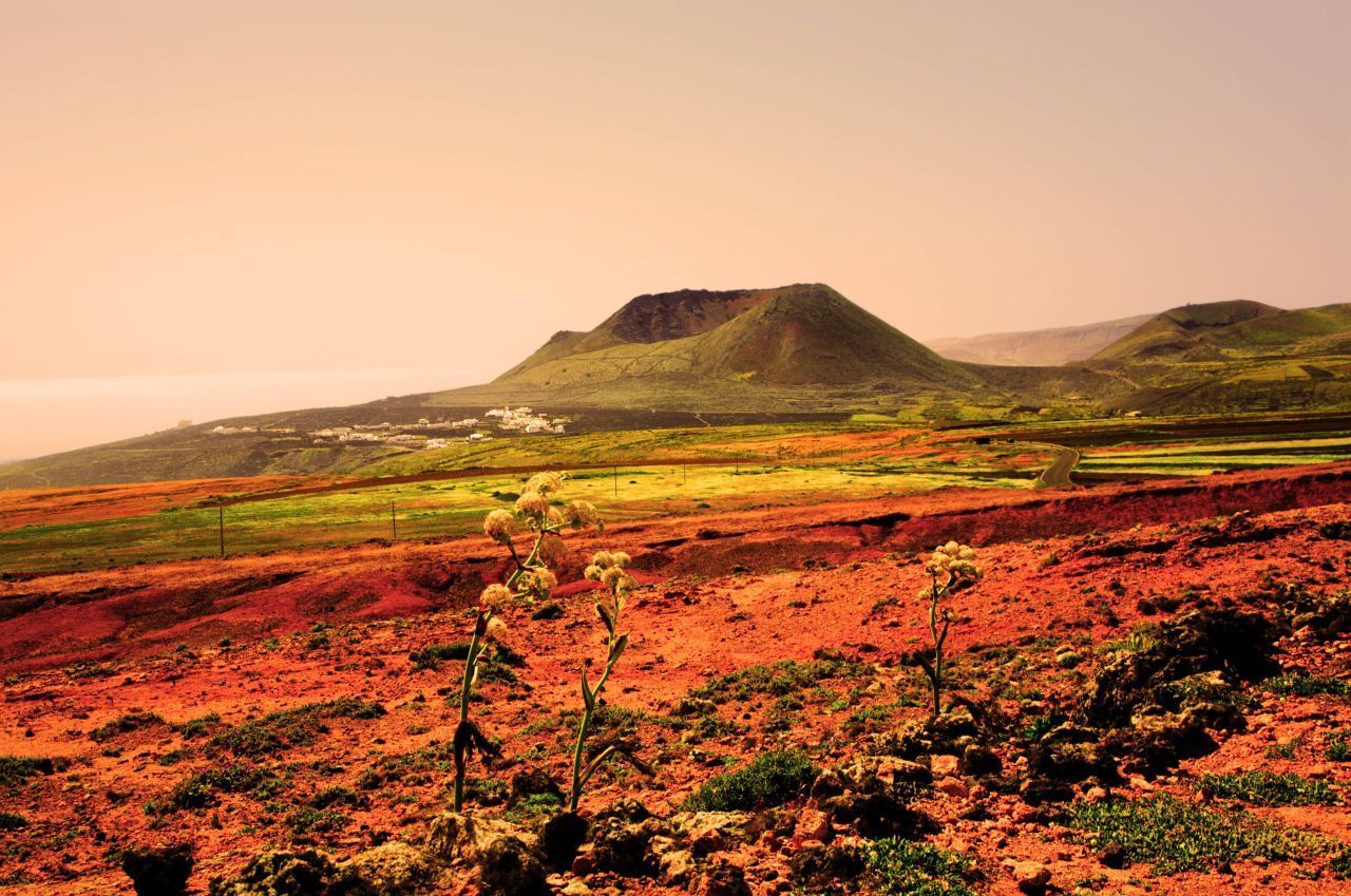 Seine aktive Phase hatte der Monte Corona im Norden von Lanzarote (Spanien) vor etwa 3.000 bis 5.000 Jahren. Heute ist der Vulkan das Wahrzeichen des Insel-Nordens. Am Kraterrand (der höchste Punkt liegt auf 609 Meter) verläuft ein Rundweg und von dort kann man ins Innere hinabsteigen.