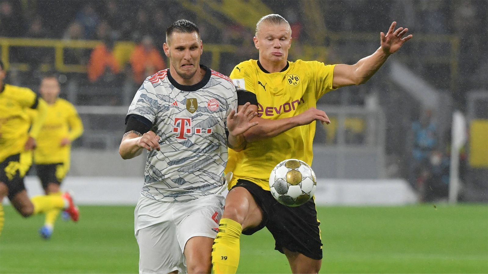 
                <strong>Niklas Süle (FC Bayern München)</strong><br>
                Startet gut ins Spiel und strahlt beim fairen Check gegen Haaland Präsenz aus (4.). Wenig später senst er den Norweger aber ungestüm um und kassiert zurecht die Gelbe Karte. Agiert daher fortan etwas passiver, macht aber ein solides Spiel und findet langsam aber sicher zu seiner Sicherheit zurück. ran-Note: 2
              