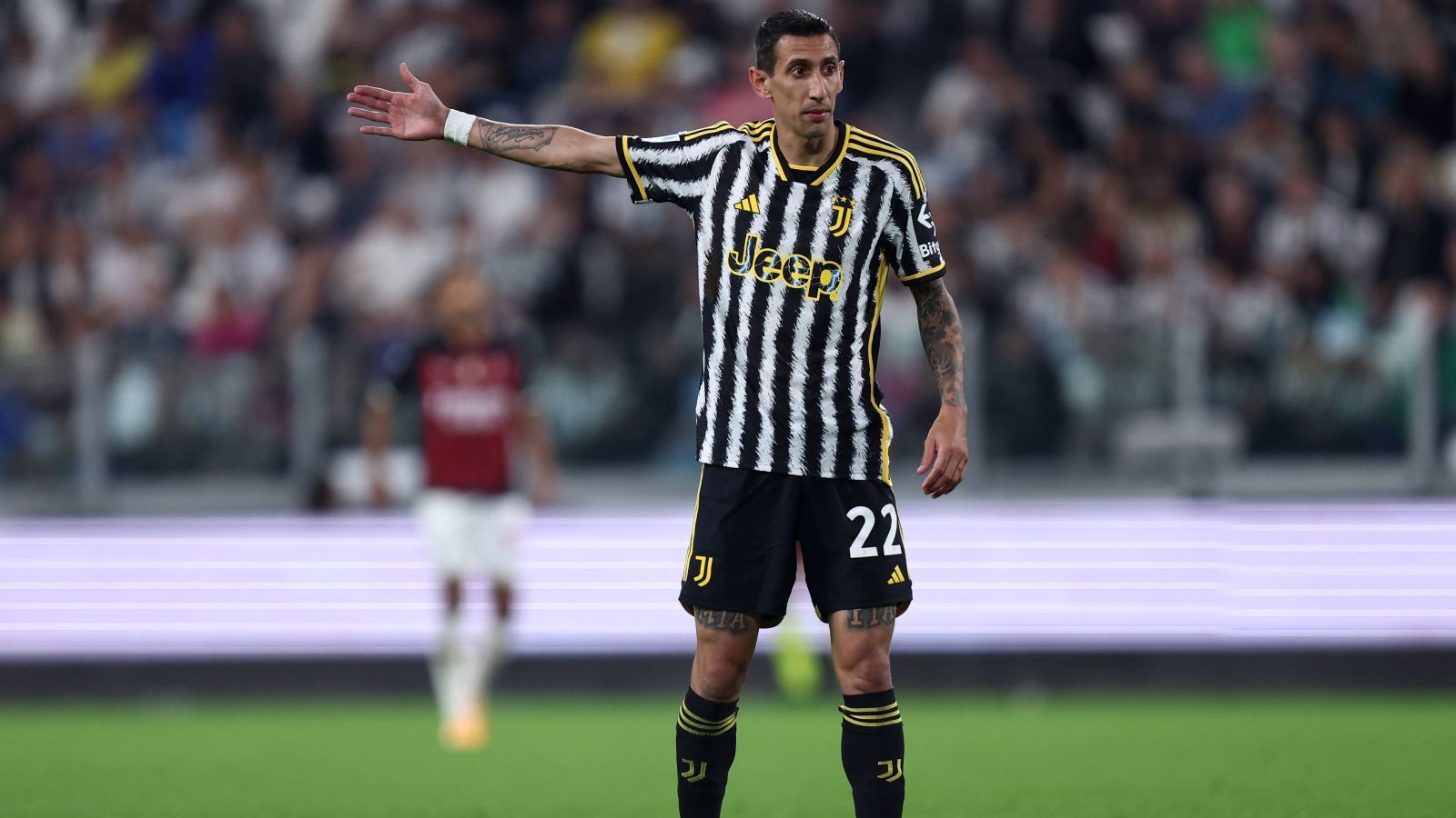 
                <strong>Juventus Turin 23/24</strong><br>
                Juventus Turin setzt auf kleinere Längsstreifen beim Heimtrikot. Natürlich in Schwarz und Weiß.
              