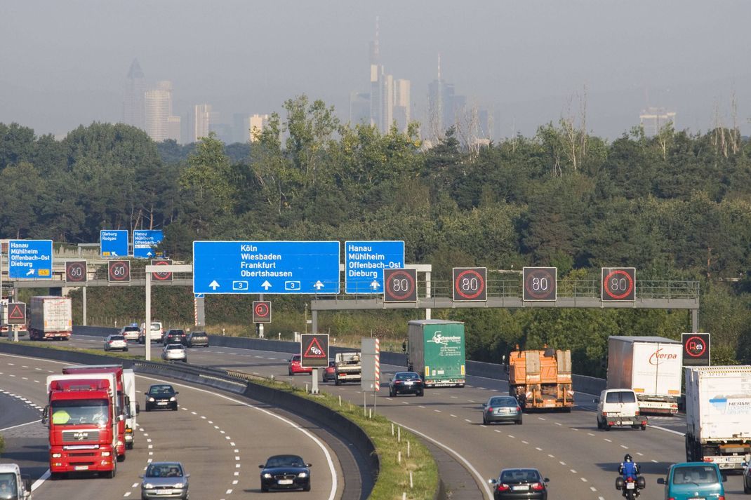 Auf dem Weg Richtung Skyline: Zahlreiche Menschen pendeln mit dem Auto nach Frankfurt am Main. (Symbolbild)