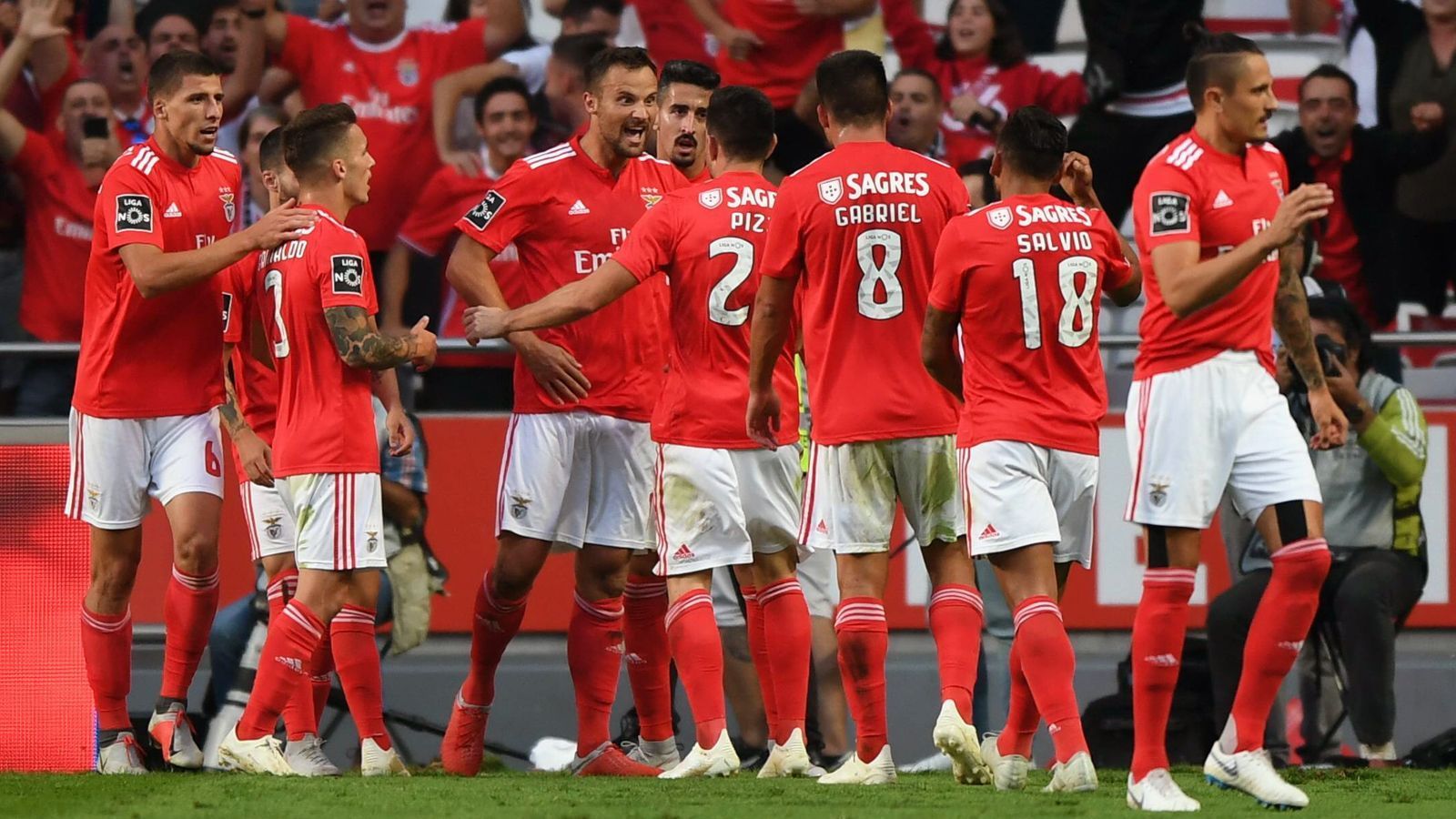 
                <strong>Benfica Lissabon (Portugal)</strong><br>
                Mit 17 Punkten nach sieben Spielen führt Benfica Lissabon derzeit die portugiesische Liga NOS an - ungeschlagen (fünf Siege, zwei Unentschieden)! Vor der Länderspielpause gelang dem Hauptstadt-Klub der ultimative Coup, Benfica bezwang im Spitzenspiel den amtierenden Meister FC Porto durch einen Treffer des früheren Frankfurters Haris Seferovic mit 1:0 und rettete den knappen Vorsprung in der Schlussphase sogar in Unterzahl über die Zeit. Nach dem guten Saisonstart dürfen die Benfica-Fans nun schon etwas mehr vom möglichen 37. Meistertitel in Portugal träumen. 
              