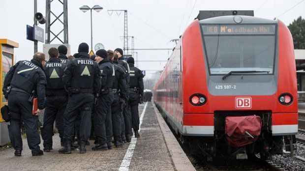 
                <strong>Hochsicherheits-Derby zwischen Gladbach und Köln</strong><br>
                Hundertschaften an Polizisten sollen verhindern, dass es zu Ausschreitungen kommt und sich hässliche Szenen wie im Februar 2015 wiederholen.
              
