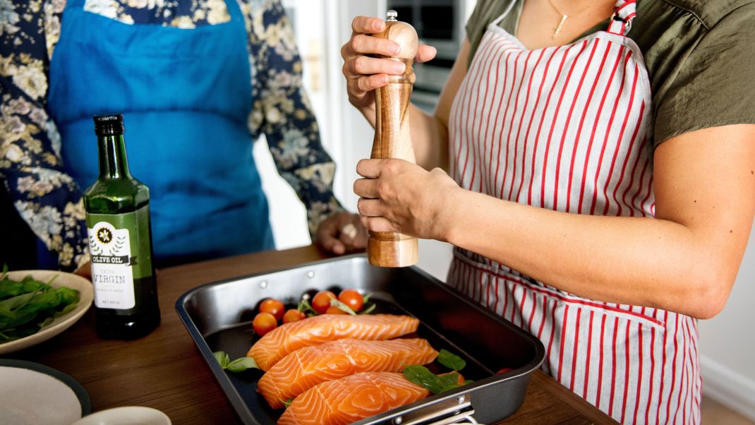 Fisch gehört zu einer ausgewogenen Ernährung. Außerdem setzen immer mehr Diäten auf das hochwertige Protein und die gesunden Fette. Wir klären, wie man mit Fisch bewusst Gewicht verlieren kann.