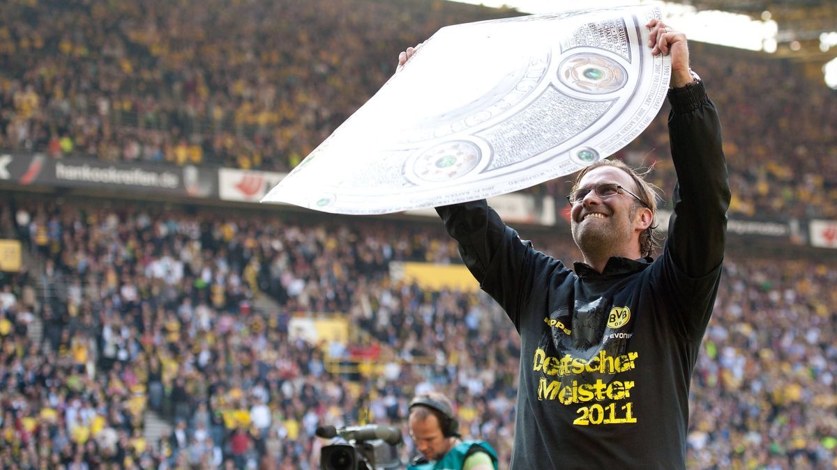 Trainer Jürgen KLOPP (BVB) mit einer Pappmeisterschale. Borussia Dortmund feiert den vorzeitigen Deutschen Meistertitel 2011! Fussball 1.Bundesliga - Saison 2010 2011, 32.Spieltag: Borussia Dortmun...