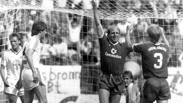 <strong>14. FC Bayern 1986/1987 - 32. Spieltag</strong><br>
                Dieter Hoeneß (2.v.r.) freut sich im Mai 1987 über seinen Treffer zum 2:2 gegen Bayer Uerdingen und den damit schon am 32. Spieltag feststehenden Titel für die Münchner.&nbsp;
