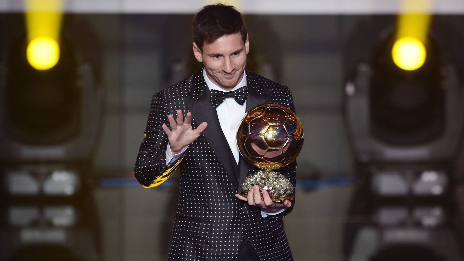 
                <strong>2012: Lionel Messi (FC Barcelona)</strong><br>
                2. Platz: Cristiano Ronaldo (Real Madrid)3. Platz: Andres Iniesta (FC Barcelona)
              