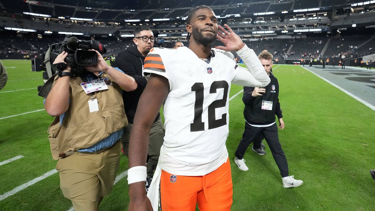 NFL, American Football Herren, USA Cleveland Browns at Las Vegas Raiders Nov 23, 2025; Paradise, Nevada, USA; Cleveland Browns quarterback Shedeur Sanders (12) reacts at the end of the game against...