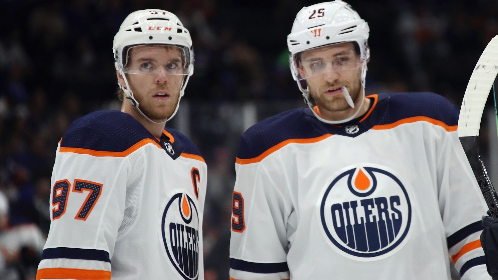 
                <strong>Connor McDavid (Edmonton Oilers)</strong><br>
                Mit 43 Toren und 67 Assists für 110 Punkte führt Draisaitl die Scorer-Wertung deutlich vor McDavid und dessen 95 Punkten an - auch weil Oilers-Teamkollege McDavid sechs Spiele verpasste. Aber selbst bei der Punkteausbeute pro Spiel führt Draisaitl mit 1,63 Punkten vor McDavids 1,53. In der gesamten NHL kommt Draisaitl auf den besten Wert. McDavid hat wie Draisaitl mit den Edmonton Oilers noch 14 Spiele zu absolvieren.
              