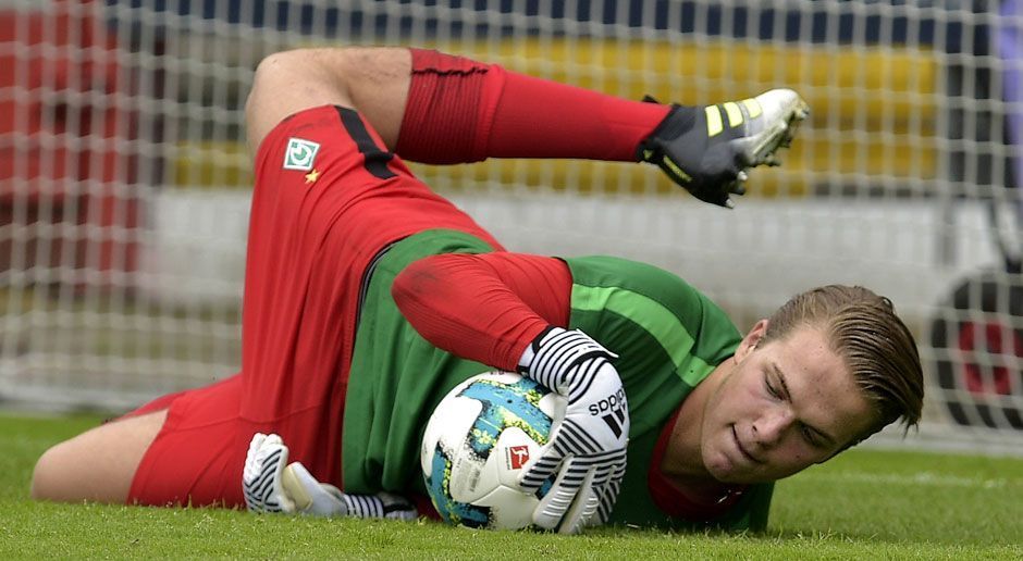 
                <strong>Luca Plogmann (SV Werder Bremen/Tor)</strong><br>
                Ob in Tor, Abwehr, Mittelfeld oder Sturm - die Bundesliga hat jede Menge junge Talente zu bieten. ran.de stellt die vier größten Asse auf ihren jeweiligen Positionen vor und beginnt im Tor. Luca Plogmann wird bereits im zarten Alter von 17 Jahren als mögliche neue deutsche Torwart-Sensation gehandelt. Im Wintertrainingslager des SV Werder Bremen in Spanien stach der Nachwuchskeeper heraus. Dank seiner fußballerischen Fähigkeiten macht er sogar schon Druck auf die Nummer eins, Jiri Pavlenka. Dabei hat der Shootingstar noch gar keinen Profivertrag…
              