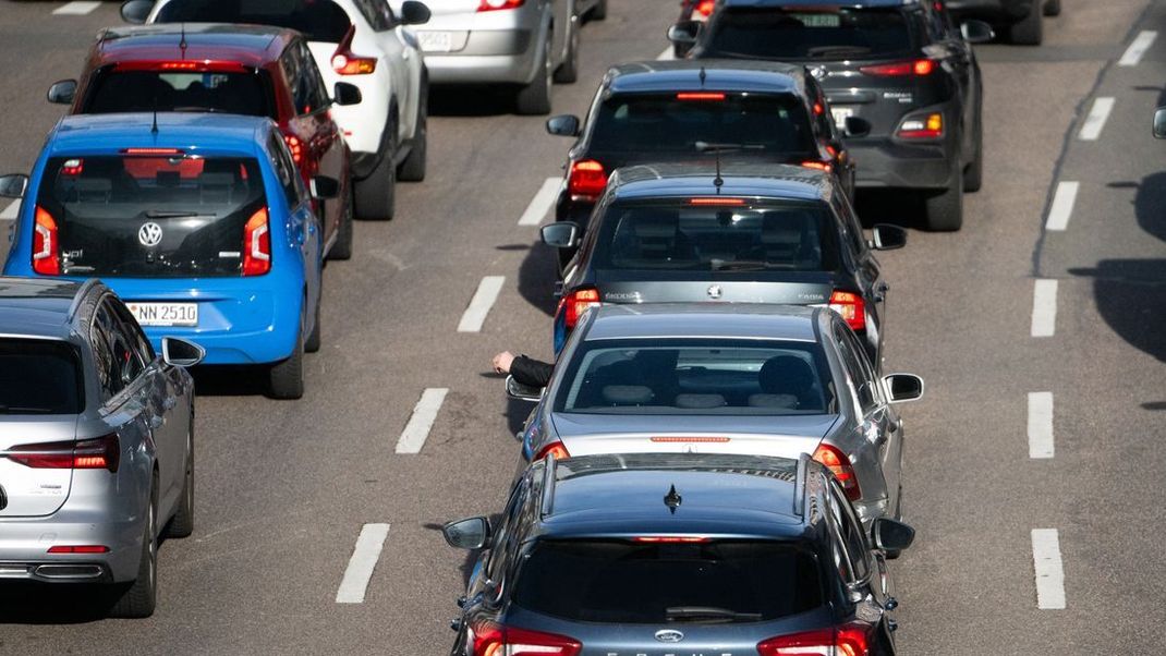 Mit Beginn der Sommerferien werden auch die Staus immer länger. Der ADAC rät zu ausreichend Getränken im Auto und regelmäßigen Pausen. (Symbolbild) 