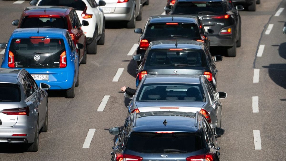Mit Beginn der Sommerferien werden auch die Staus immer länger. Der ADAC rät zu ausreichend Getränken im Auto und regelmäßigen Pausen. (Symbolbild) 