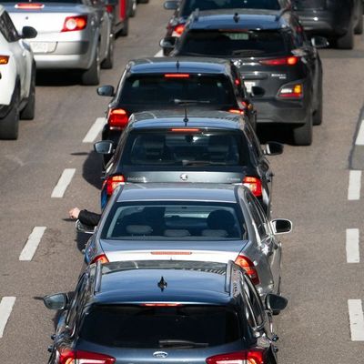 Mit Beginn der Sommerferien werden auch die Staus immer länger. Der ADAC rät zu ausreichend Getränken im Auto und regelmäßigen Pausen. (Symbolbild) 