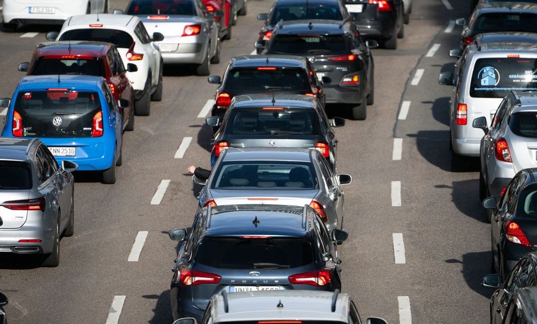 Der Sommerferien-Beginn bedeutet: Auch die Staus werden länger. Der ADAC rät zu ausreichend Getränken im Auto und regelmäßigen Pausen. (Symbolbild)