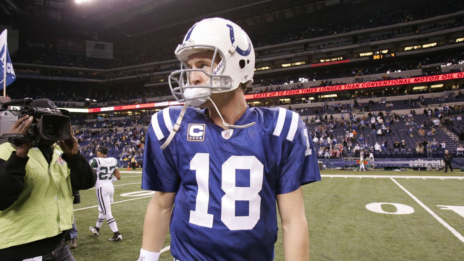 
                <strong>Platz 9: Peyton Manning</strong><br>
                Quarterback Peyton Manning war von 1998 bis 2011 für die Indianapolis Colts und Denver Broncos aktiv und brachte es während seiner Laufbahn in 227 Spielen ohne Unterbrechung in die Startformation.
              